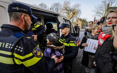 Η ΑΝΤΑΡΣΥΑ καταγγέλλει την επίδειξη αυταρχισμού της ολλανδικής αστυνομίας