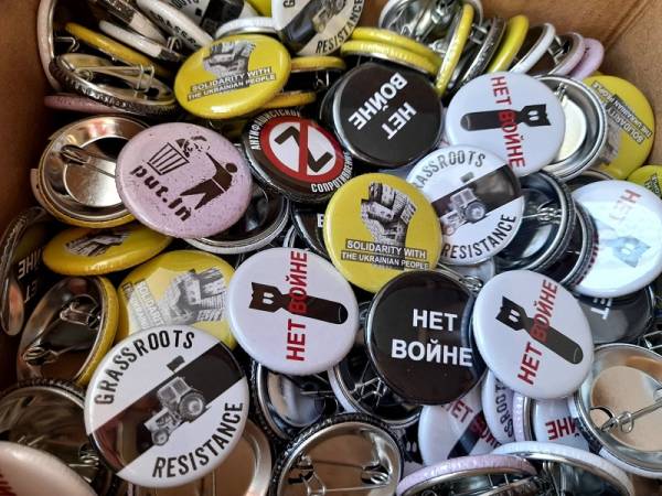 Κονκάρδες στήριξης και ενίσχυσης προς τις αυτοοργανωμένες δομές αλληλεγγύης στην Ουκρανία!