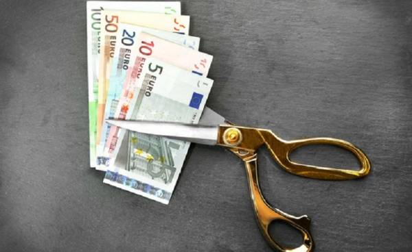 «Κόφτης»: Μαχαίρι μέχρι 2,1 δισ. ευρώ σε μισθούς και συντάξεις, ήτοι 60% των δαπανών!