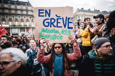 Το συνταγματικό πραξικόπημα του Εμανουέλ Μακρόν βύθισε τη Γαλλία στην κρίση