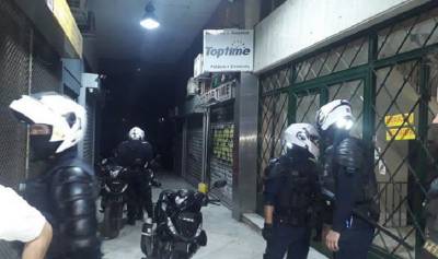 ΚΑΤΑΓΓΕΛΙΑ: Αστυνομικοί εισβάλλουν στα γραφεία της ΛΑΕ και επιχειρούν να συλλάβουν διαδηλωτές