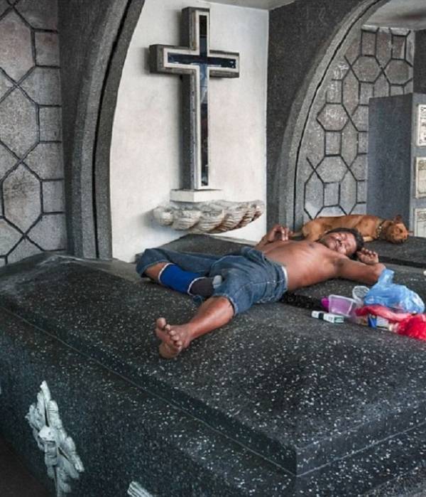 Οι συγκάτοικοι των νεκρών στη Μανίλα: φωτογραφίες από το Cementerio del Norte της Μανίλα