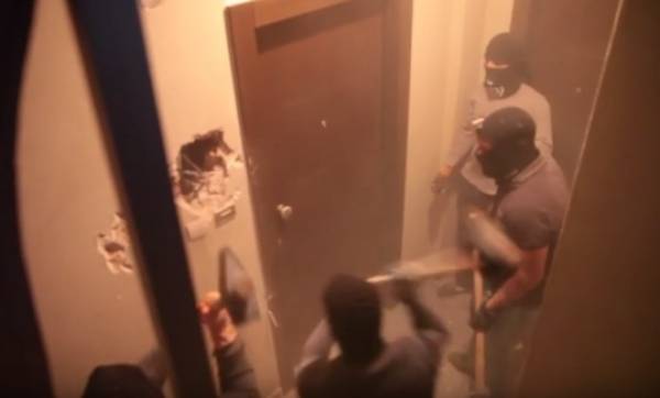 Με βαριοπούλες «καλωσόρισαν» το ακροδεξιό κόμμα ΛΕΠΕΝ οι αντιφασίστες του Αγίου Παντελεήμονα