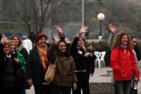 Αποχαιρετισμός με συγκίνηση και «ευχαριστώ»