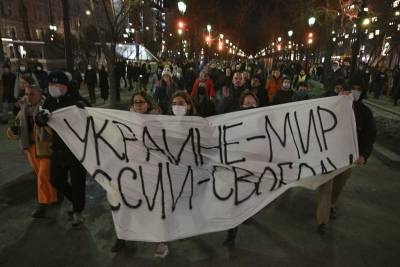 Χιλιάδες συμμετέχουν σε αντιπολεμικές διαδηλώσεις στη Ρωσία μετά την εισβολή στην Ουκρανία