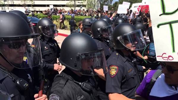 Νέα επεισόδια σε συγκέντρωση κατά του Ντόναλντ Τραμπ