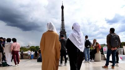 Η απαγόρευση της αμπάγια στα σχολεία της Γαλλίας: Ρατσισμός και διπλά πρότυπα για τα δικαιώματα των γυναικών