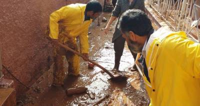 Οι πακιστανοί μετανάστες στέκονται δίπλα στους πλημμυροπαθείς