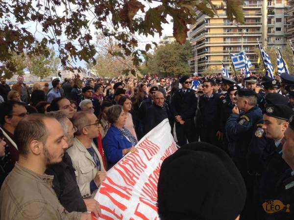 Διαμαρτυρία κατά των πλειστηριασμών στην παρέλαση στη Θεσσαλονίκη