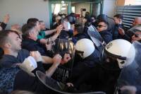 ΑΝΤΑΡΣΥΑ: Κρατικό Νίκαιας - Η κυβέρνηση ρίχνει χημικά και ξύλο στους εργαζόμενους και συλλαμβάνει γιατρούς