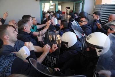 ΑΝΤΑΡΣΥΑ: Κρατικό Νίκαιας - Η κυβέρνηση ρίχνει χημικά και ξύλο στους εργαζόμενους και συλλαμβάνει γιατρούς