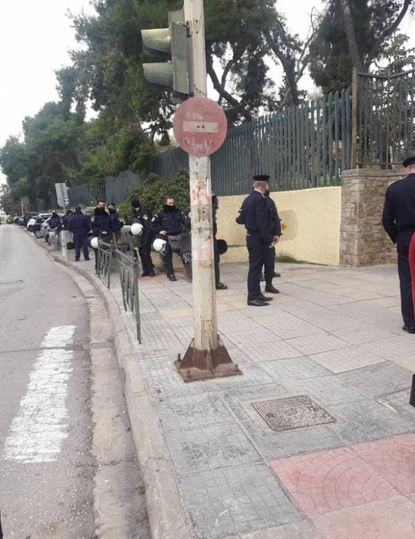 Λουκέτο και ΜΑΤ για το άλσος Νέας Σμύρνης-Ανενόχλητος συνωστισμός πιστών στον Αγ. Δημήτριο