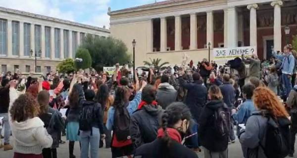 Περισσότεροι από 300 καλλιτέχνες τραγούδησαν στα Προπύλαια το «El Pueblo Unido Jamás Será Vencido»