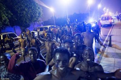 Μετανάστες/πρόσφυγες από την Αφρική παραβίασαν μαζικά το σημείο ελέγχου στη Θέουτα