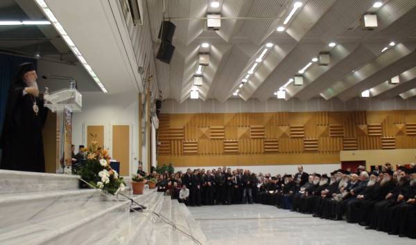 Οι μετανάστες είναι της γης οι κολασμένοι, στον κόσμο των υποκριτών είμαστε όλοι ξένοι