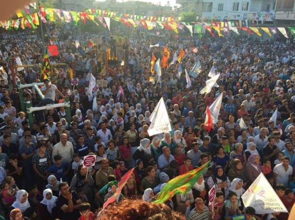 “Όχι στο Πραξικόπημα, Δημοκρατία Τώρα”: Φωτογραφίες από τις συγκεντρώσεις του HDP σε 4 πόλεις της Τουρκίας