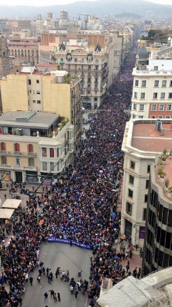 Τεράστια διαδήλωση υπέρ των προσφύγων στη Βαρκελώνη