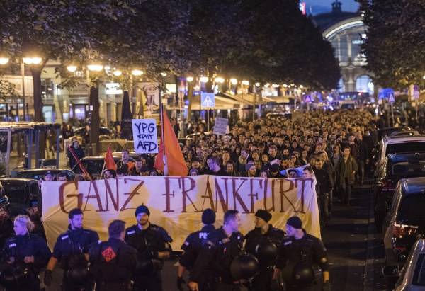 Οι εκλογές στη Γερμανία: Τρίζουν οι κολώνες στην καρδιά της ΕΕ