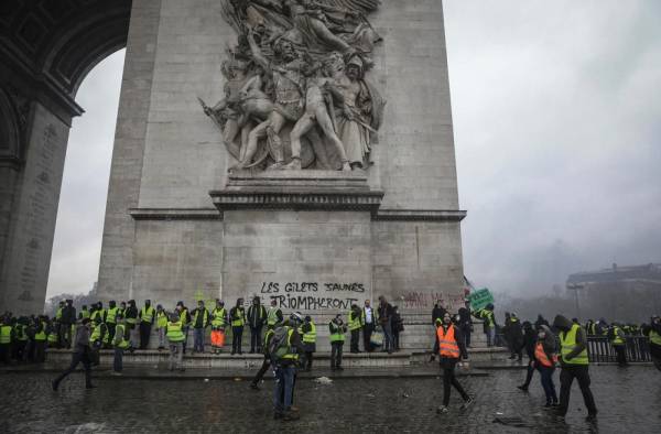 Τα Κίτρινα Γιλέκα φέρνουν τα πάνω κάτω στη Γαλλία και στη νεοφιλελεύθερη Ευρώπη!