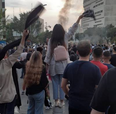 «Γυναίκα! Ζωή! Ελευθερία!» Μια σύντομη αναφορά στις διαδηλώσεις που γίνονται του Ιράν