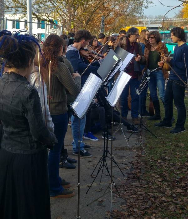 Το Μουσικό Σχολείο Αλίμου «σπάει» το τείχος του μίσους στη Γερμανία
