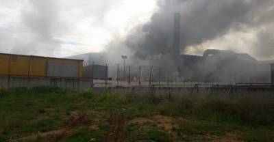 Νεκρός από πυρκαγιά σε εργοστάσιο στην Μάνδρα