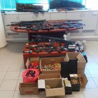 Για όποιον ψάχνει ένοπλους τρομοκράτες: Χρυσαυγίτες συνελήφθησαν με δύο αποθήκες όπλα στην Κρήτη