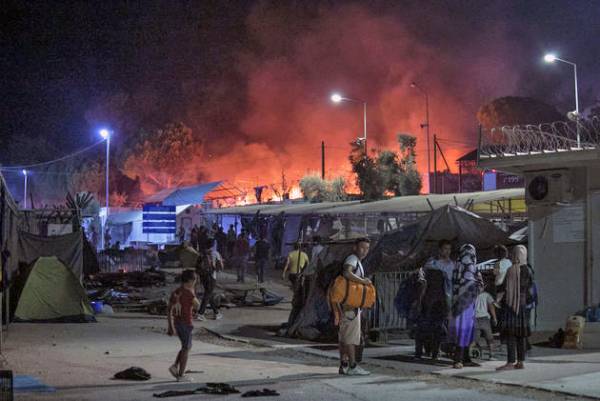 Μόρια: Νεκρή μία γυναίκα και ένα παιδί από έκρηξη - Πολλοί οι τραυματίες