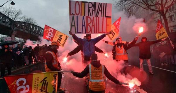 Γαλλία: Γενική απεργία για να μην αφήσουμε την κυβέρνηση να βγει από το αδιέξοδο